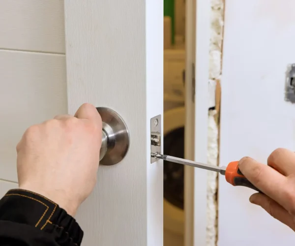 locksmith-install-the-door-lock-in-house-.jpg